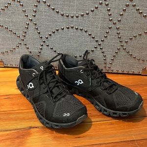 On Cloud shoes Women’s Black 8.5